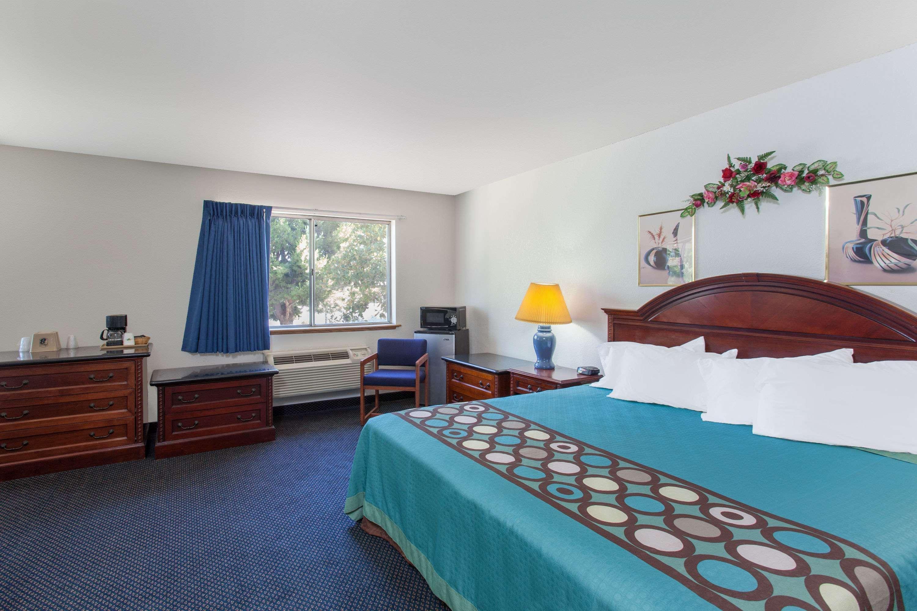 Super 8 By Wyndham Selma/Fresno Area Hotel Exterior photo